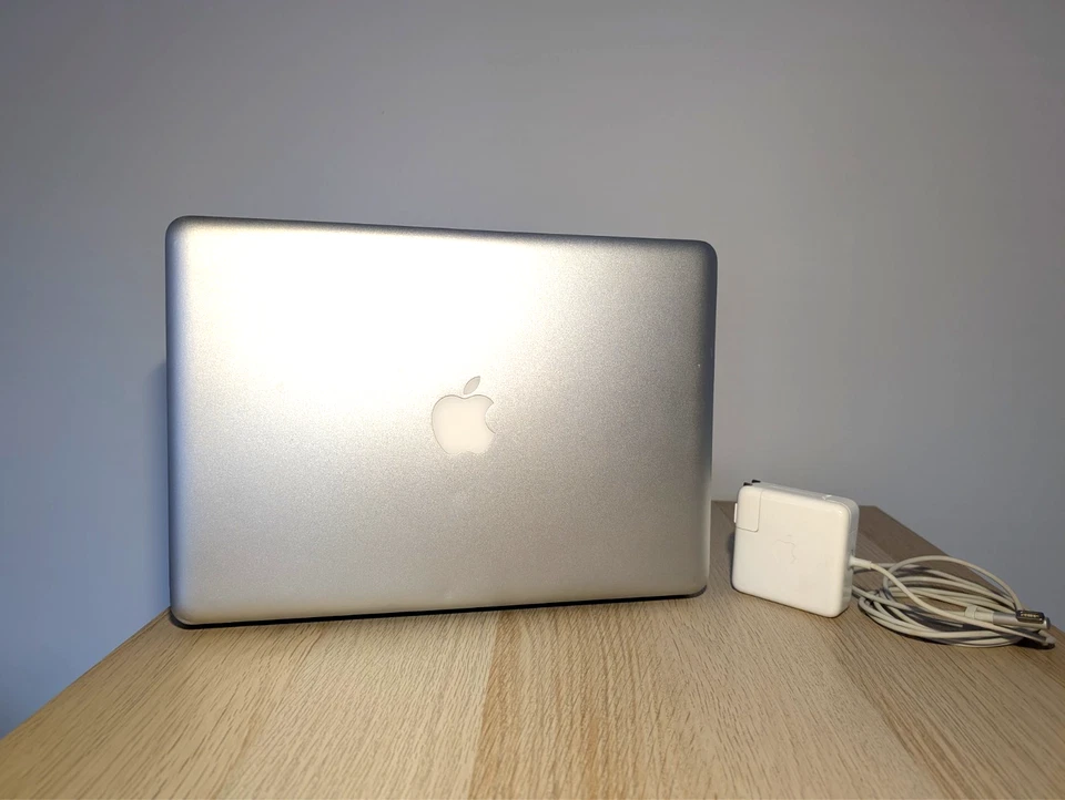 Apple MacBook Pro 2010 13" A1278 4GB RAM 320GB HDD Bundle W/ Apple Charger - Image 2 of 4