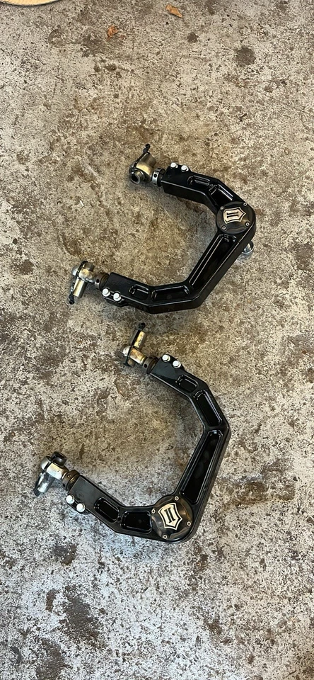 Kit de brazos de control superiores delanteros ICON UCA Billet para Toyota Tacoma 2005-2023 Foto 2 de 4