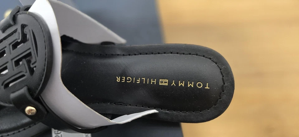 Tommy Hilfiger Shoes Womens Size 8.5 Black Litzy Thong Sandals T-Strap Logo - Image 3 of 4