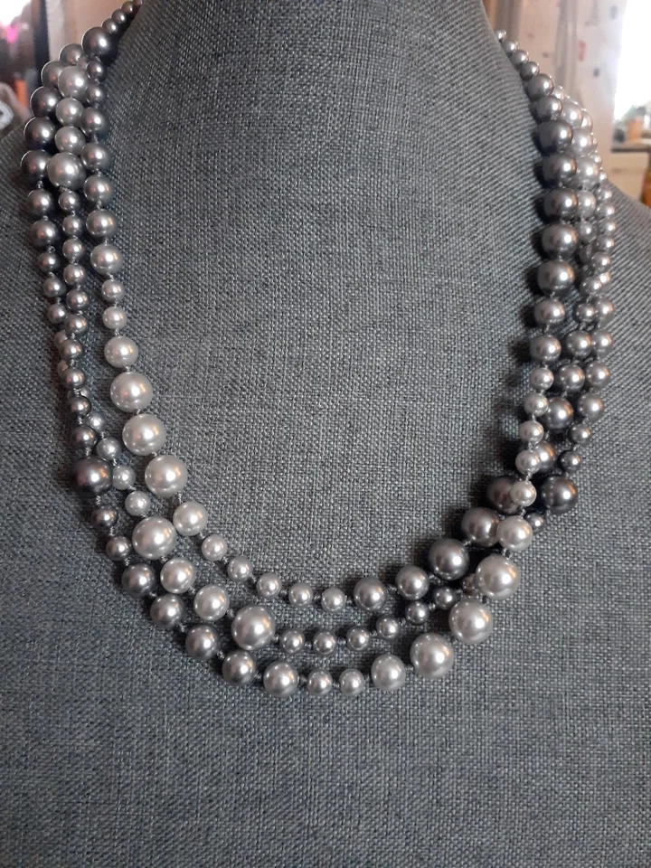 Collar largo ópera con cuentas acrílicas gris ombre Cookie Lee. Nudo individual Foto 4 de 4