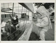 1988 Press Photo Heather Amos at McCray's Petting Farm in South Hadley.