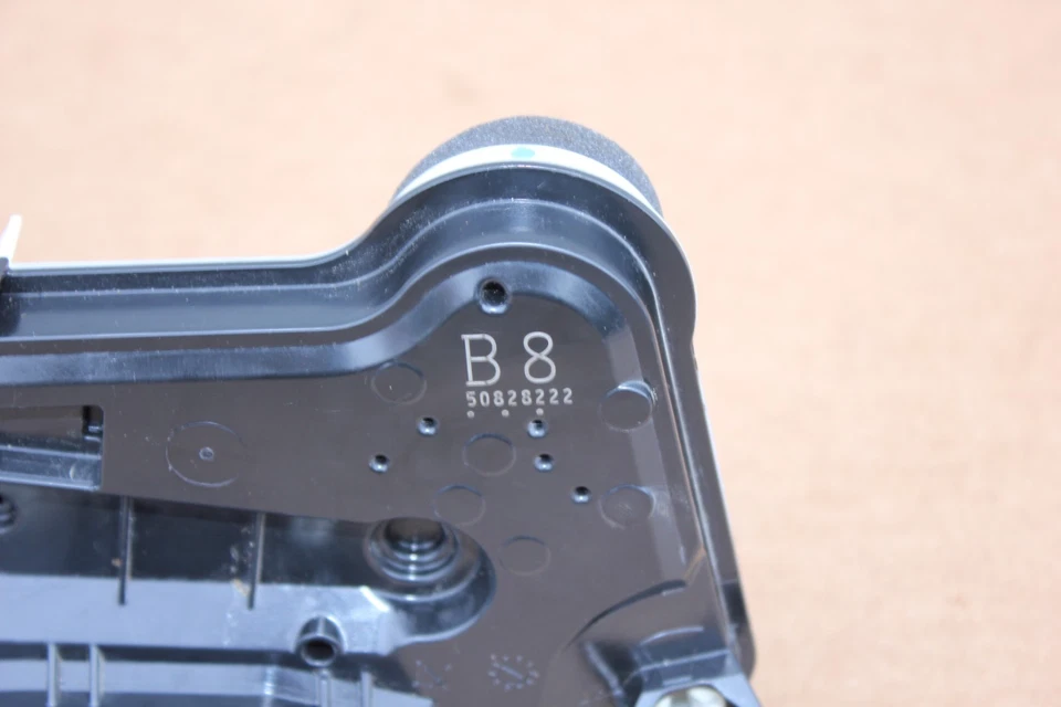 Actuador de cierre de puerta delantero izquierdo Toyota Prius V Mirai 2015-2015 69040-53130 Foto 4 de 4