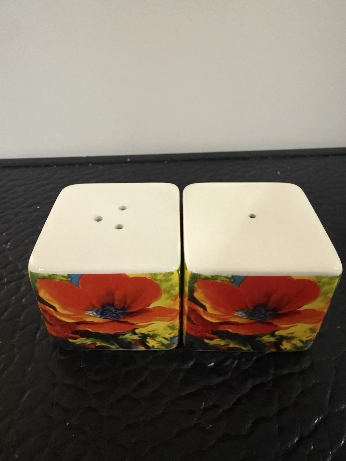 designs creative Heart Salt & Pepper Shakers - Thumbnail 2