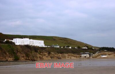 FOTO SAUNTON SANDS HOTEL VOM STRAND DAS HOTEL STEHT ÜBER DEN GESCHÄFTEN DIE