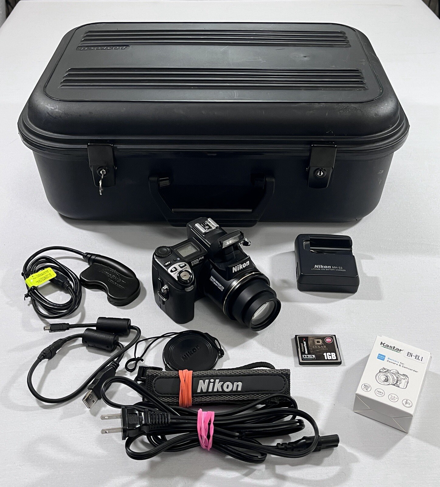 Nikon CoolPix 5700 Digital Camera E5700 5.0MP - Black - With Hard Shell Case