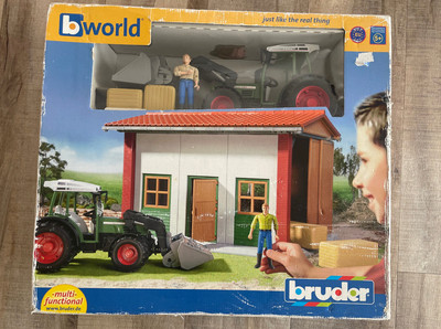 BRUDER  62620 bworld Landmaschienenhalle mit Figur, Fendt 209, Frontlader,Zubehö