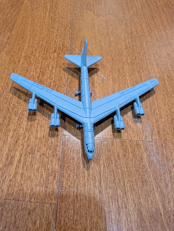 Micro Machines Military B-52 FF Verde 3 tons camuflagem USAF - Imagem 2 de 4