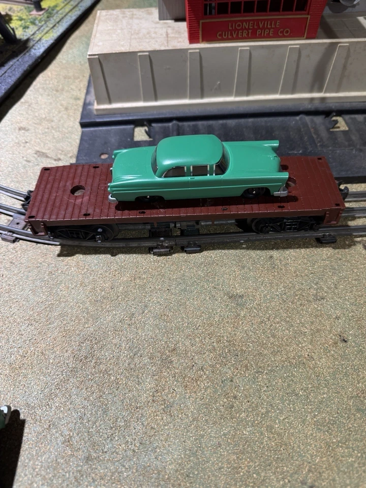 RARE POSTWAR LIONEL 6406 MAROON FLAT CAR W/ KELLY GREEN AUTO GRAY BUMPER REPLICA - Image 4 of 4