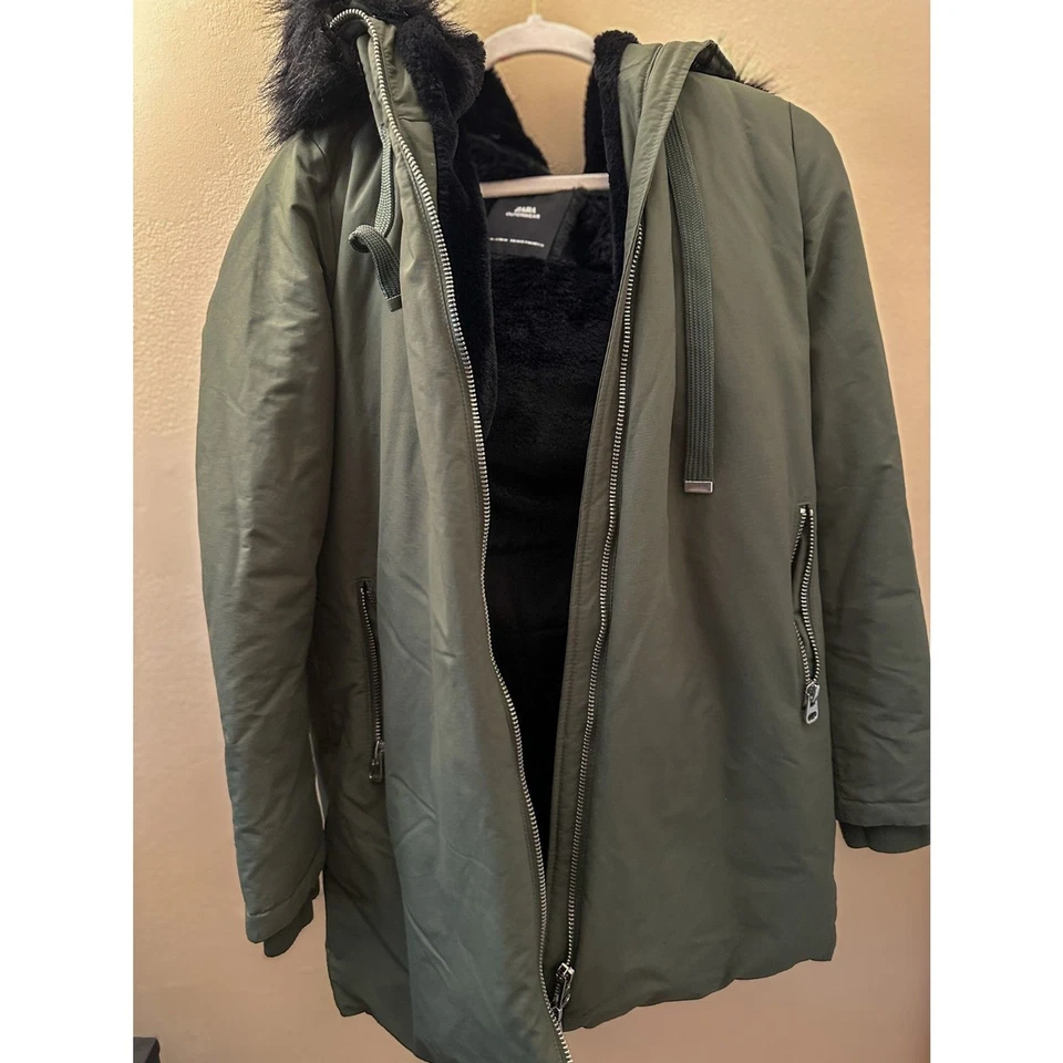 Parka con capucha de piel verde militar de Zara talla mediana para mujer en muy buen estado Foto 2 de 4