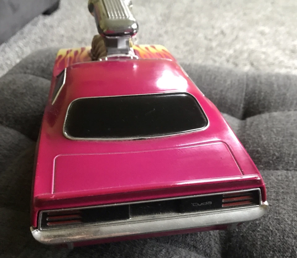 1970 Plymouth Cuda V-8 Pink Yellow Flames 2000 Muscle Machines Diecast 1:18 - Image 4 of 4