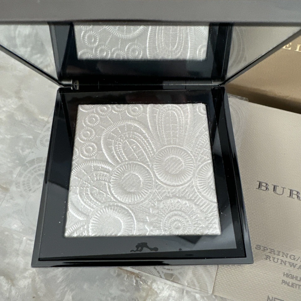 BURBERRY No. 01 White Burberry Spring/Summer 2016 Runway Highlighting Palette BN - Image 3 of 4
