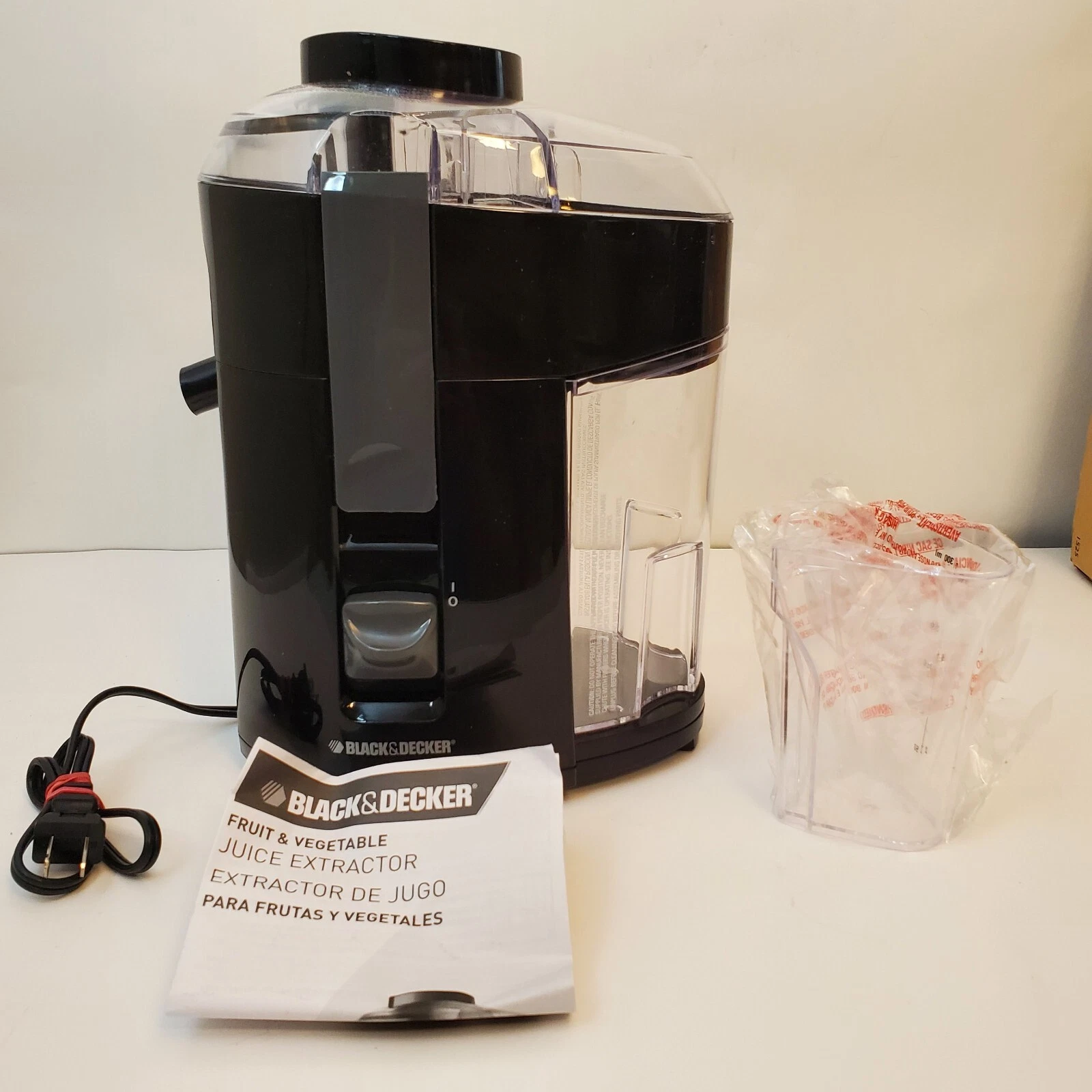 Black & Decker 400 Watt Fruit Vegetable Extractor Juicer JE2200B Black