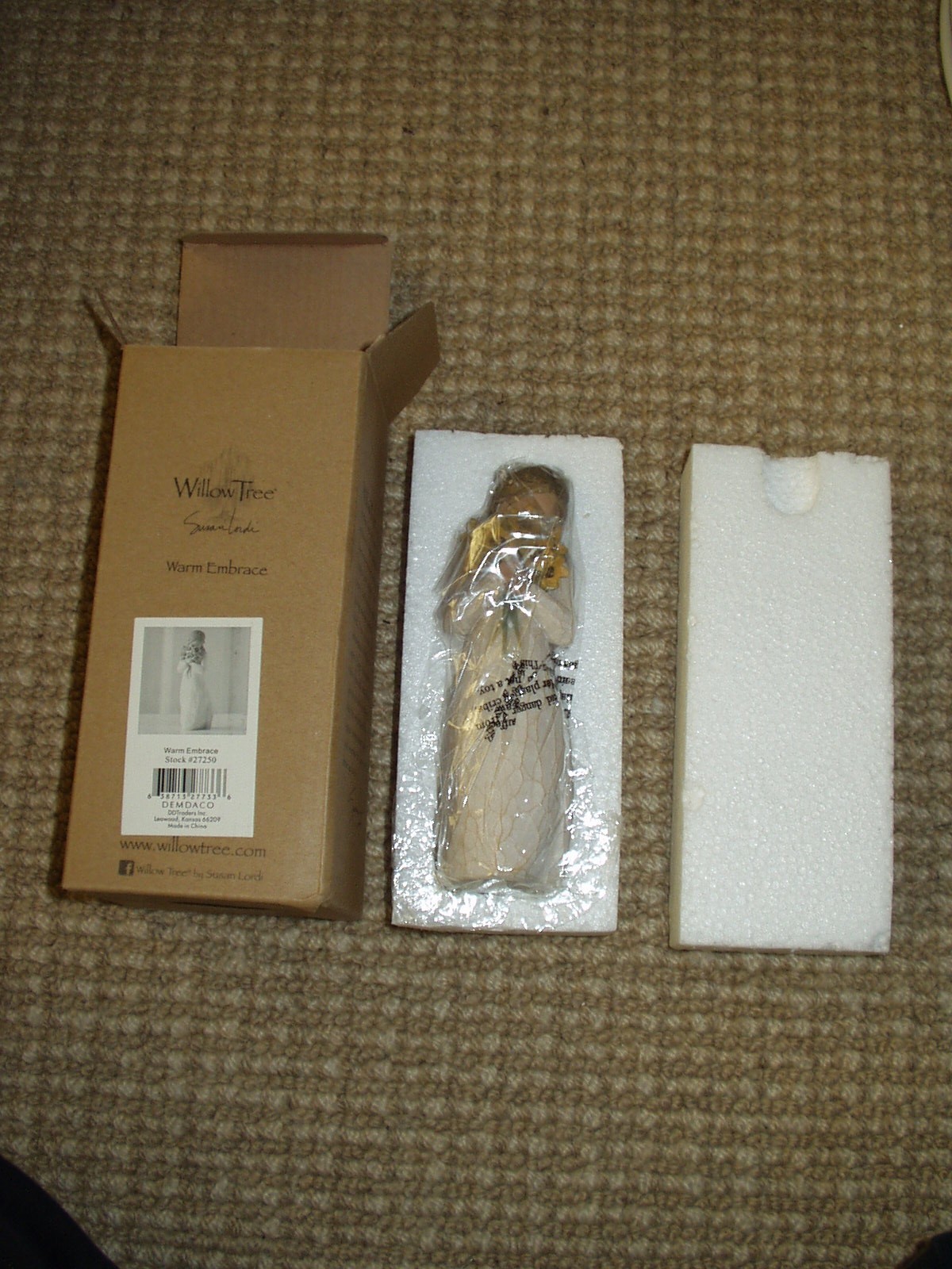 NEW in BOX Willow Tree Warm Embrace Figurine by Susan Lordi
