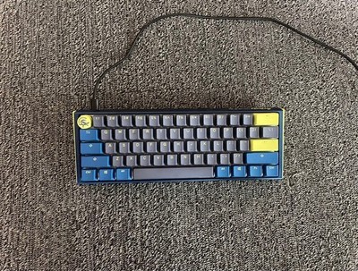 Ducky One 3 Mini 60% Tastatur Schwarz Blau Gelb JP Kabelgebunden Getestet