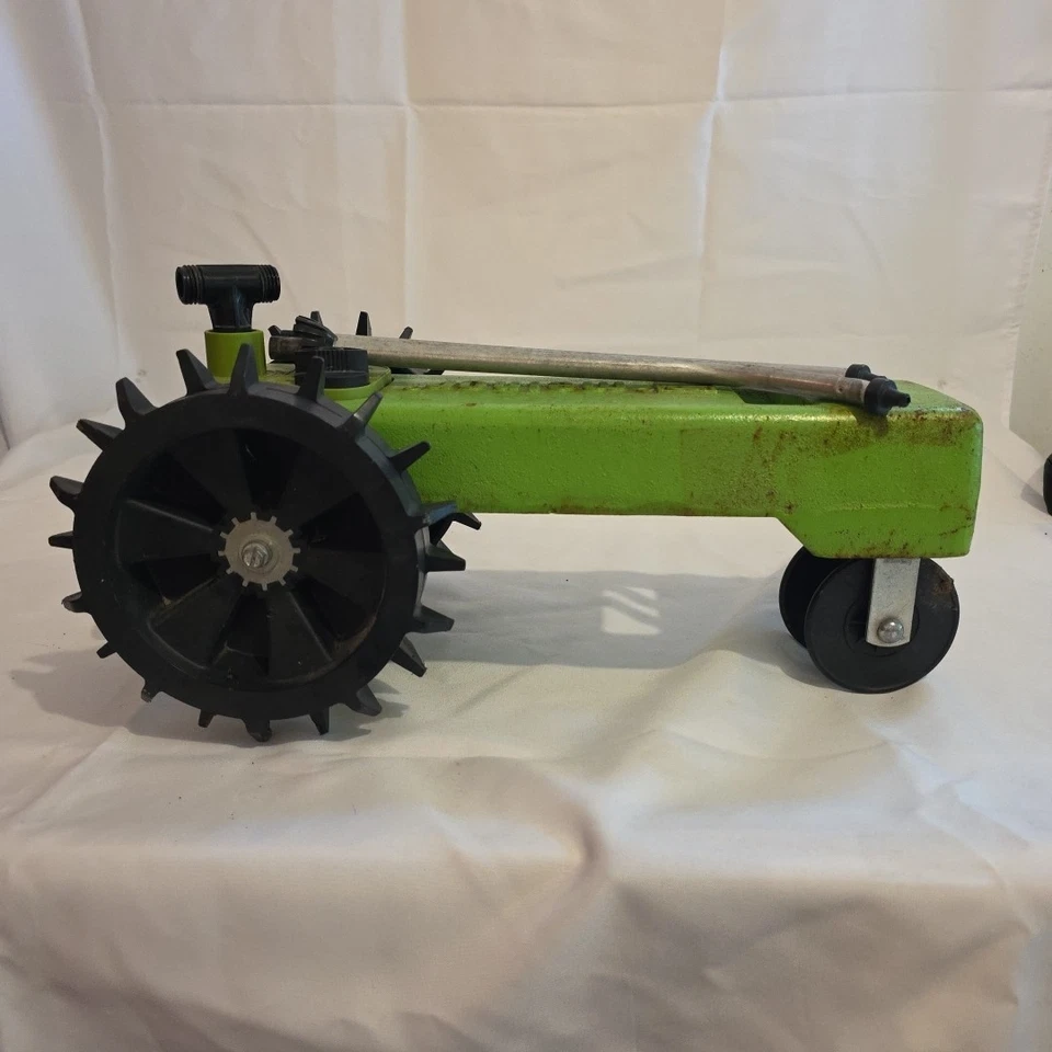 Rociador de césped de hierro fundido verde Melnor vintage tractor de viaje para caminar  Foto 2 de 4