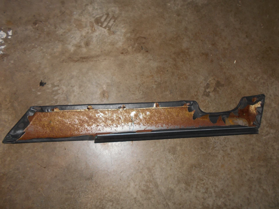 93-96 Geo Prizm Dark Charcoal Grey LH Rear Door Panel Upper Chrome Strip Section - Изображение 2 из 4