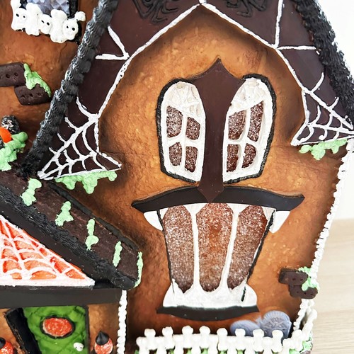 Byers Choice Traditions Cobweb Cottage Lighted Gingerbread House 2013 Halloween - Picture 5 of 22
