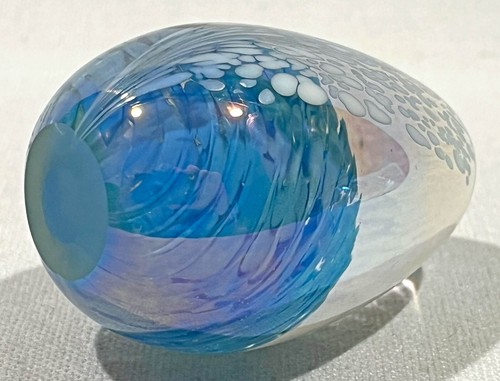 "Pisapapeles soplado Ges Glass Eye Studio Art Egg 2-1/2"" azul y blanco 1991 firmado" - Imagen 6 de 7