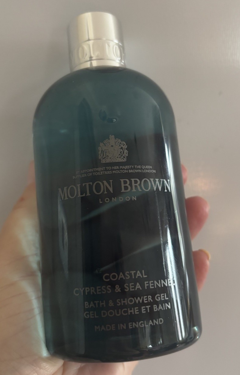 Molton Brown Coastal Cypress & Sea Fennel Bath & Shower Gel 300Ml - Image 2