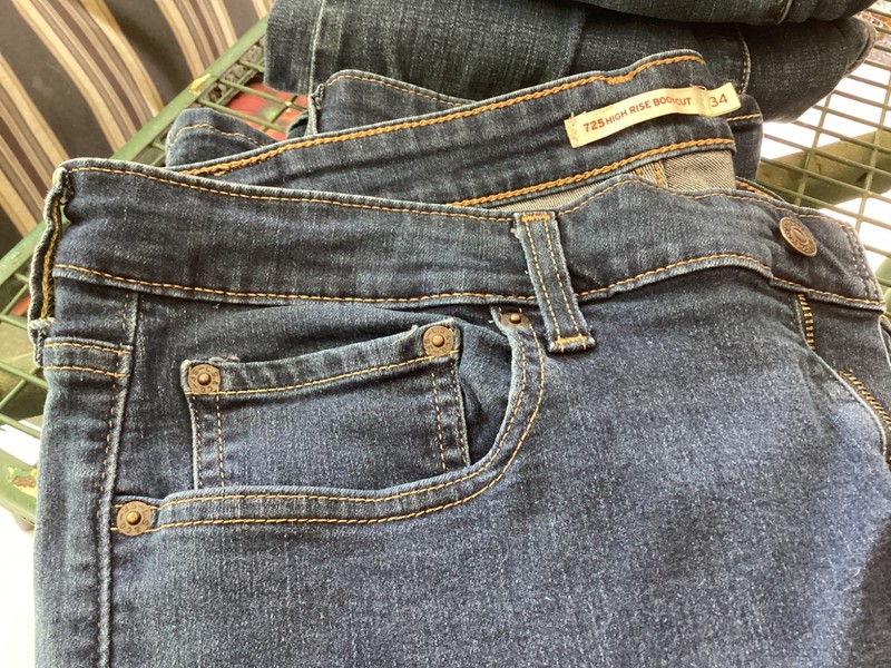 Levi’s Women’s Straight Jeans 725 Blue Medium Wash Denim  34-30