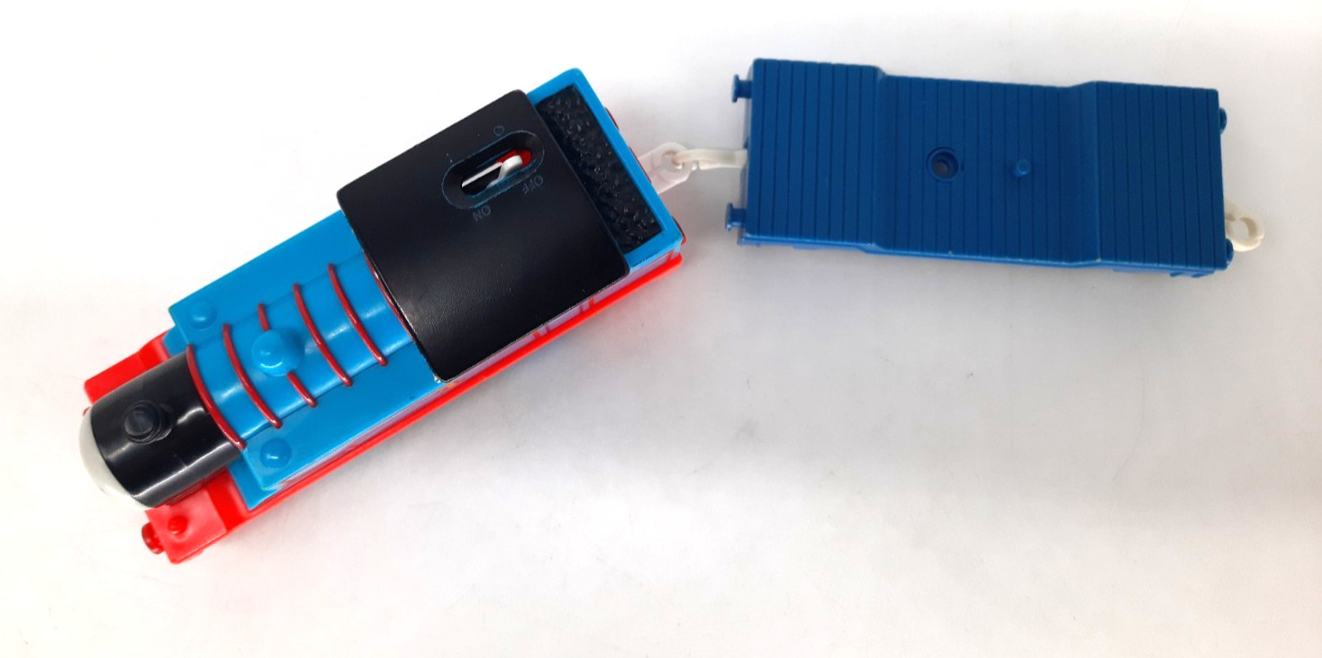 Thomas & Friends TrackMaster 2009 Motorized Thomas Engine R9488 + Cargo Car Y334