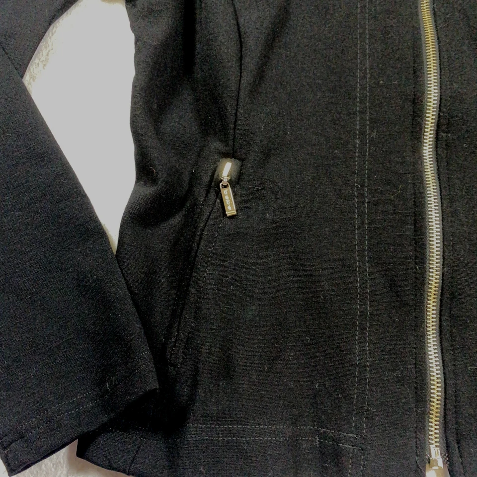 Jaqueta Bebe feminina com capuz zíper completo tamanho M preta com zíper bolsos manga longa nova com etiquetas - Imagem 2 de 4