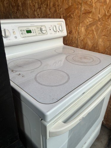 GE Spectra Eterna White Freestanding Range, 4 Burners, Digital Display