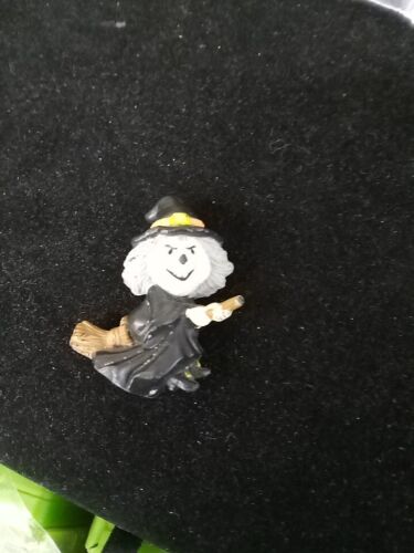 Vintage RUSS BERRIE Miniature Halloween Figurine WITCH Flying on BROOM 1¾" Mini - Picture 1 of 2