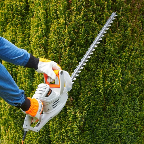 VonHaus 550W Electric Hedge Trimmer / Cutter with 60cm Blade + Blade