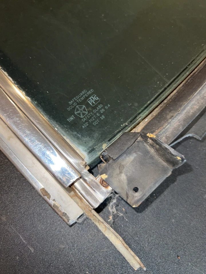 1973 - 1976 Duster Tinted Driver Side LH Quarter Window Mopar 73 74 75 76 Foto 3 de 4