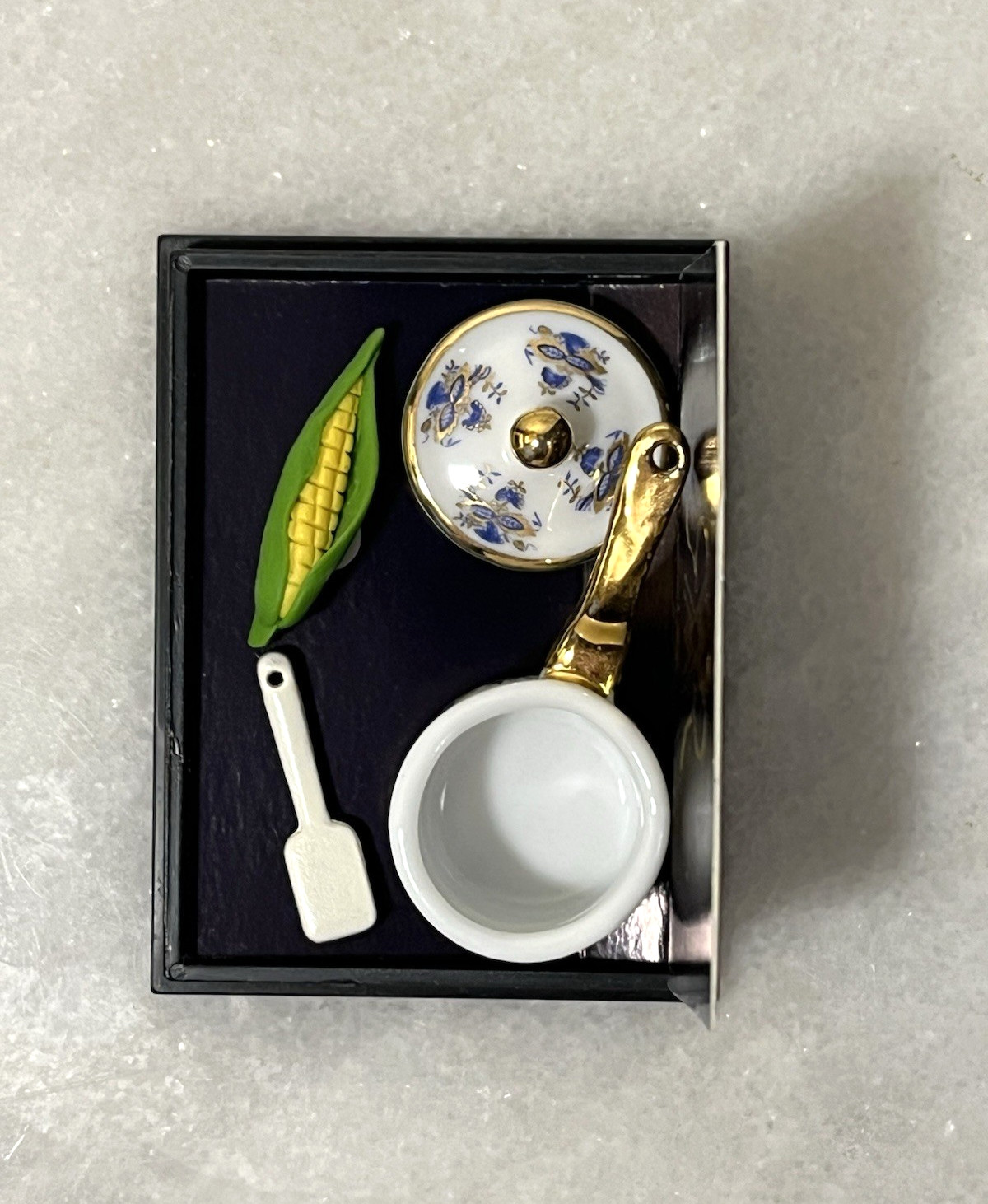 Reutter Porcelain Blue Onion Pot W/Spatula & Corn Dollhouse Miniature 1:12