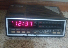 Vintage GE Model 7-4616A Digital Alarm Clock AM/FM Radio Woodgrain