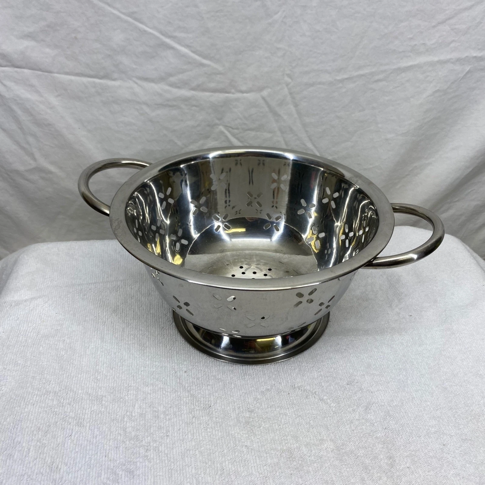 Stainless Steel Footed Colander 8.5 Round Silver Pasta Strainer with Handle
Opens in a new window or