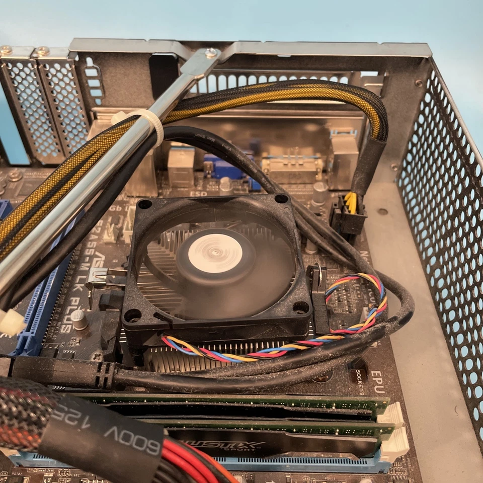 Silverstone ML03 PC Estuche DVD Fuente de alimentación USB Placa madre RAM sin probar Foto 3 de 4