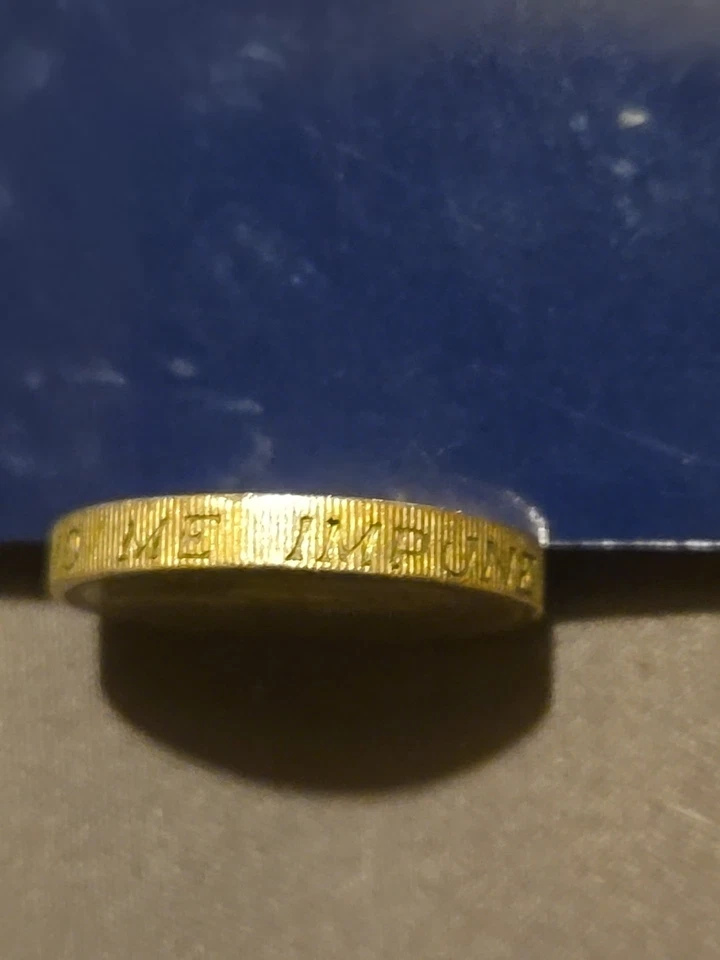 Moneda británica de una libra 1984 con error en el borde Foto 4 de 4