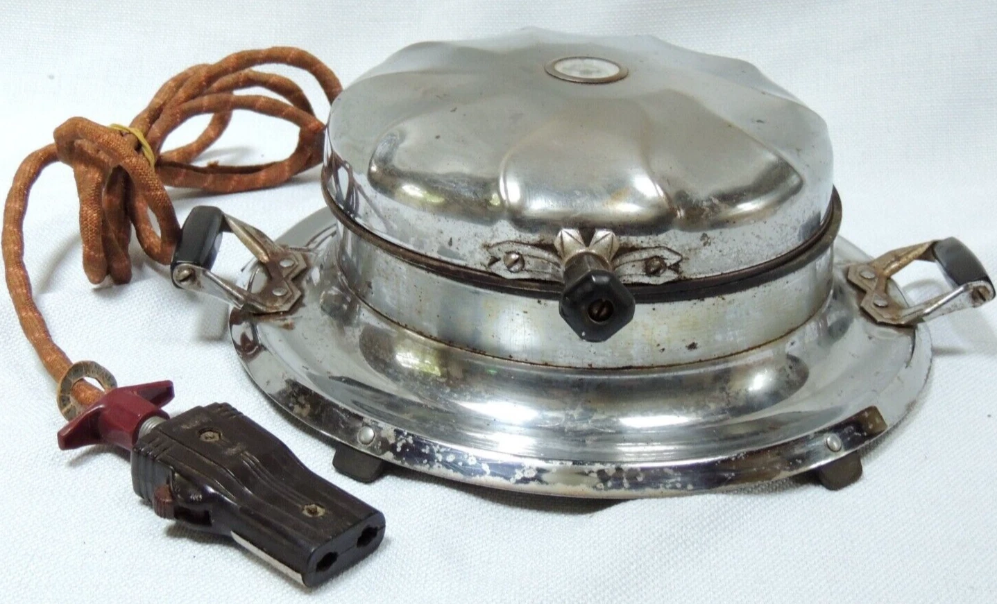 Electrahot Waffle Iron Vintage Art Deco Cloth Covered Cord and Thermostat Tested
Opens in a new wind