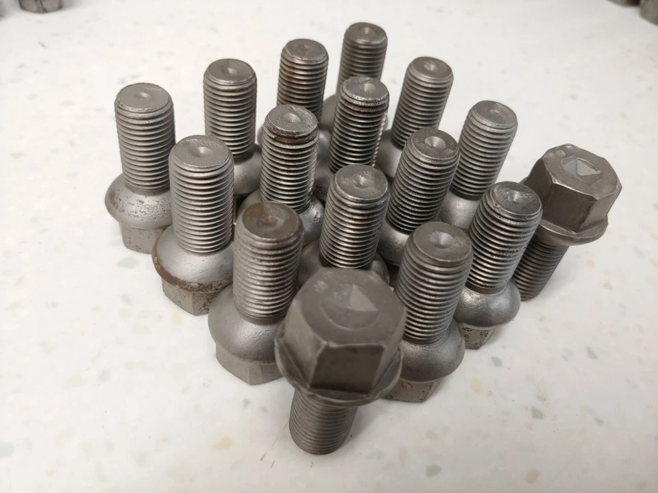 MUY BONITO JUEGO DE 16 PERNOS DE TUERCA DE ACERO ORIGINALES USADOS ORIGINALES PORSCHE 914 M14X1.5X25 Foto 2 de 2