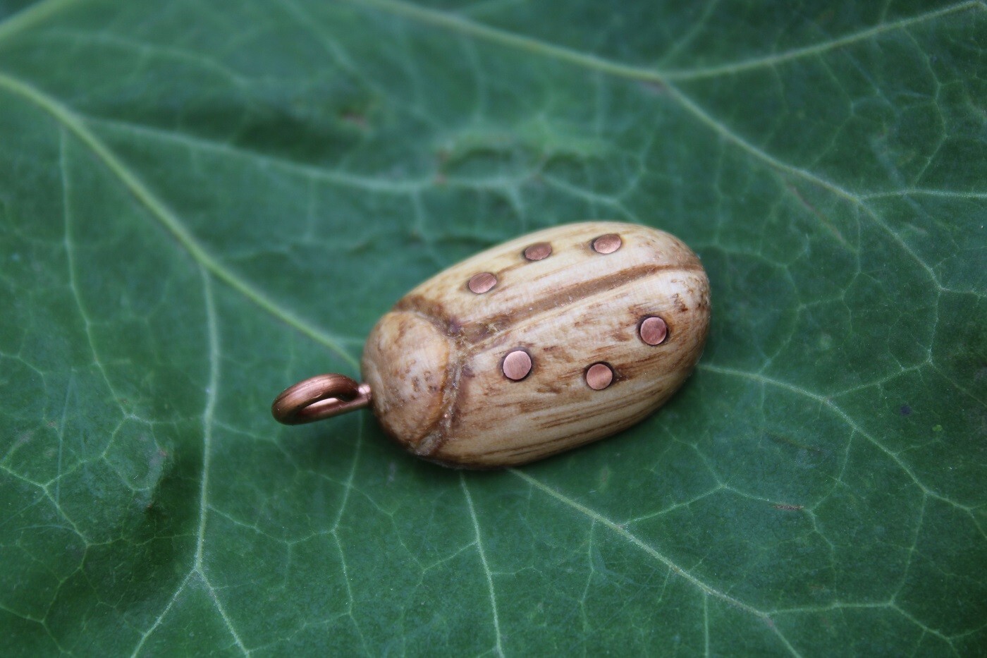 Pendentif coccinelle MURIELLE, le porte-bonheur à porter tous les jours