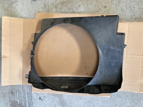 Radiator cooling fan shroud
