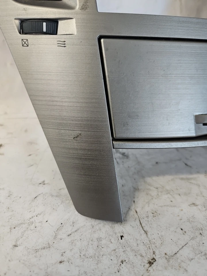 Subaru Legacy 2010-2014 sedán radio central estéreo bisel moldura ventilaciones de aire acondicionado OEM cubby Foto 2 de 4