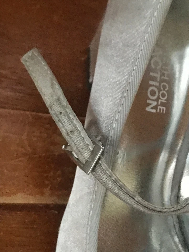 Tela plateada Kenneth Cole Reaction con cinta y flor gris facetada Foto 4 de 4