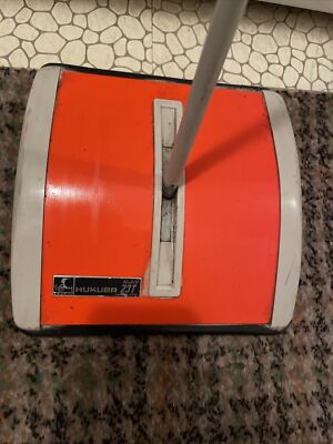 Balayeuse Poussoir HOKY 23T Vintage - Couleur Orange - Pour Moquette - Neuf Sous Emballage - Fabriquée Au Japon