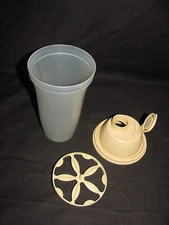 Tupperware Golden Wheat Quick Shake 2 Cup/16 oz Blender with Pour Cap Seal 