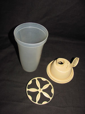 Tupperware Golden Wheat Quick Shake 2 Cup/16 oz Blender with Pour Cap Seal 