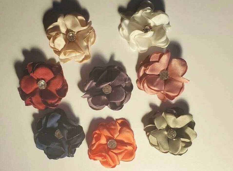 CraftbuddyUS 32 MIXTO Stick on, coser flores de tela satinada con centro de diamante, bricolaje Foto 2 de 3