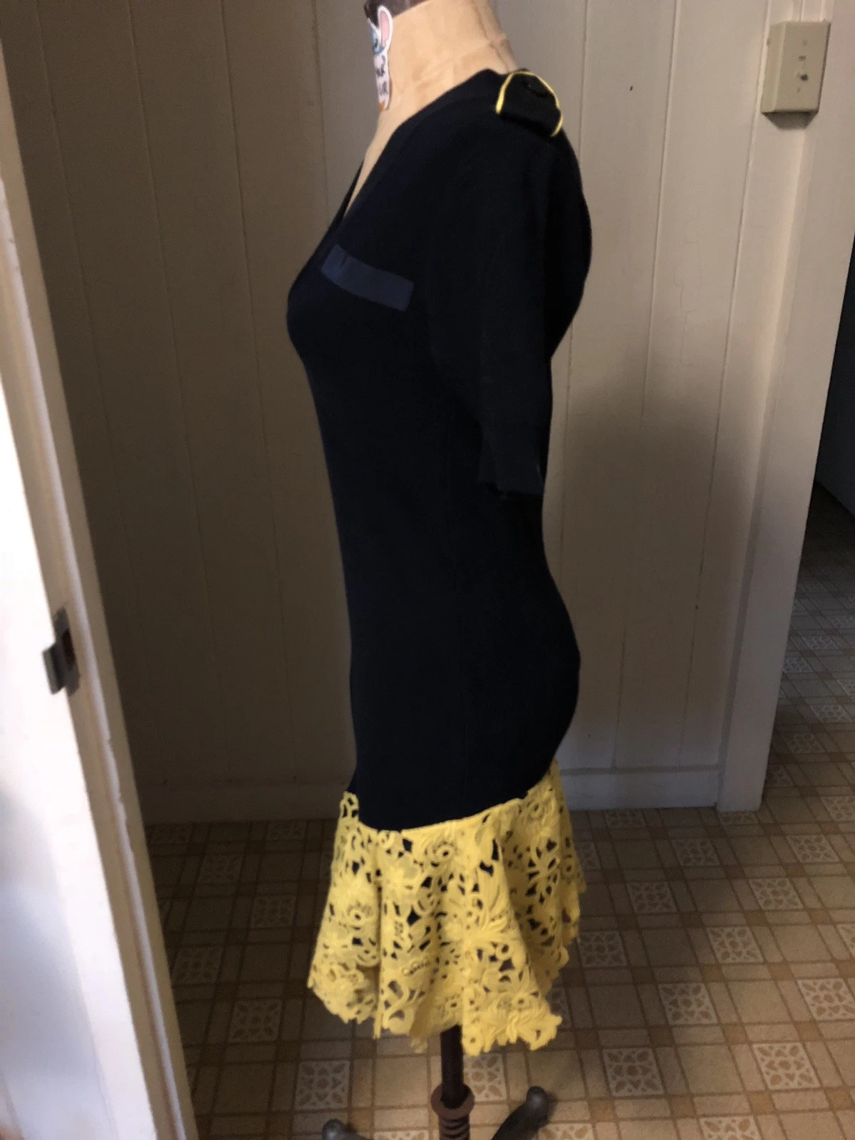 Abito blu navy SACAI taglia XS con pizzo floreale giallo vita a goccia spalline con