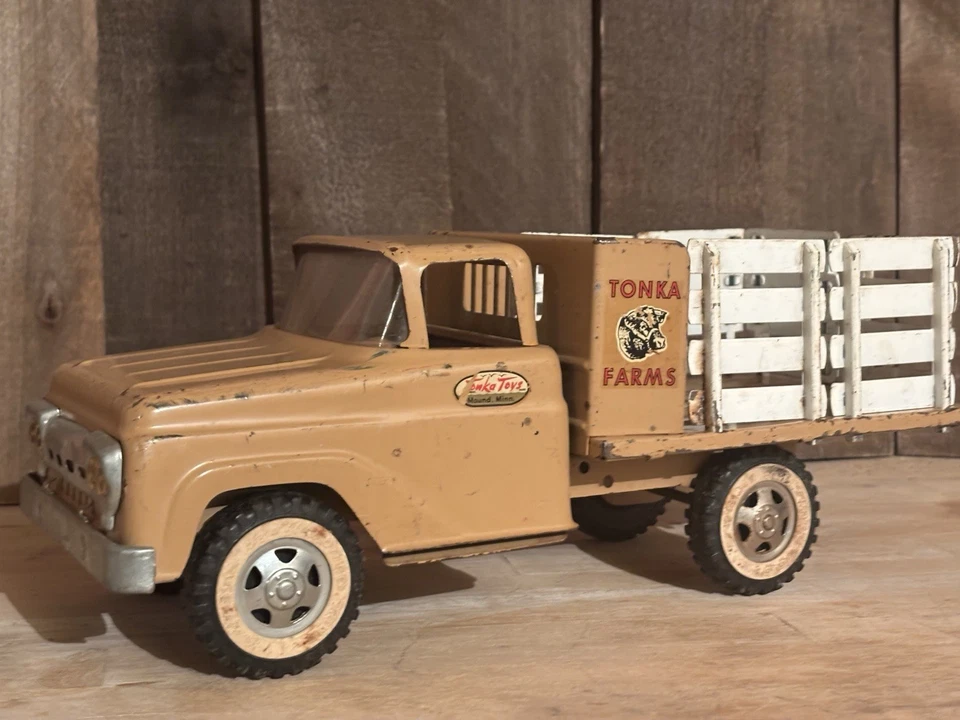 Camión de estacas Tonka Farms de colección, 1961 acero prensado, rieles blancos tostados/beige Foto 4 de 4
