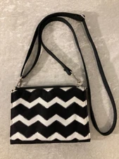 31 Thirty One Crossbody Wallet Purse w/Magnets Chevron Black White 7.5" x 5"