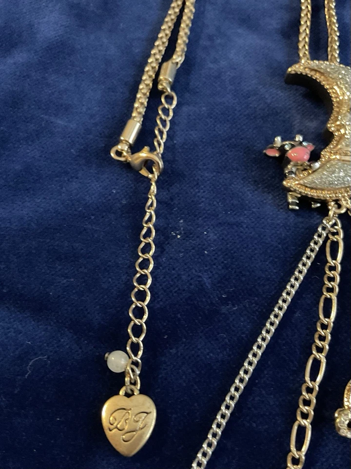 Antigo Colar Betsey Johnson Heavens to Betsey Cow Jumped Over Moon Assinado - Imagem 4 de 4