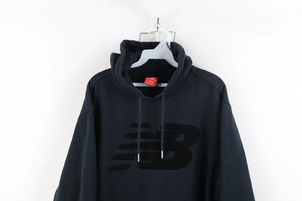 Sudadera con Capucha Parche Fieltro Logo Grande Desteñido De Colección New Balance Para Hombres Negra Foto 2 de 4